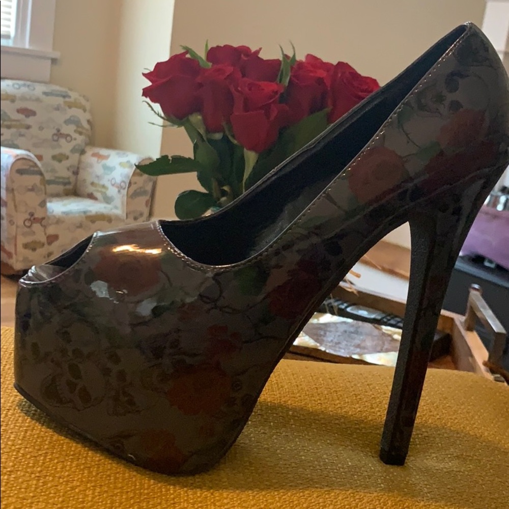 Large heel skull and roses peep toe 8.5